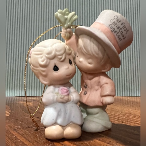 VTG PRECIOUS MOMENTS 2001 OUR FIRST CHRISTMAS TOGETHER PORCELAIN ORNAMENT 878855 - Picture 2 of 11
